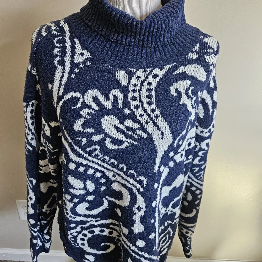 St. John Navy and White Turtleneck Sweater PXL